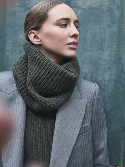 THE 100% CASHMERE ROUND NECK SWEATER