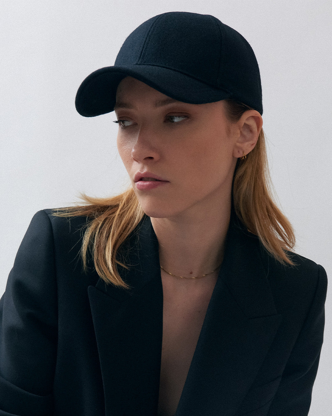 Casquette d’hiver unisexe en 100% laine, style baseball élégant et casual. Logo de la Maison CQFD brodé. Confectionnée en France dans un atelier artisanal. Casquette noire minimaliste disponible en édition limitée. Paiement en 3 fois sans frais possible.