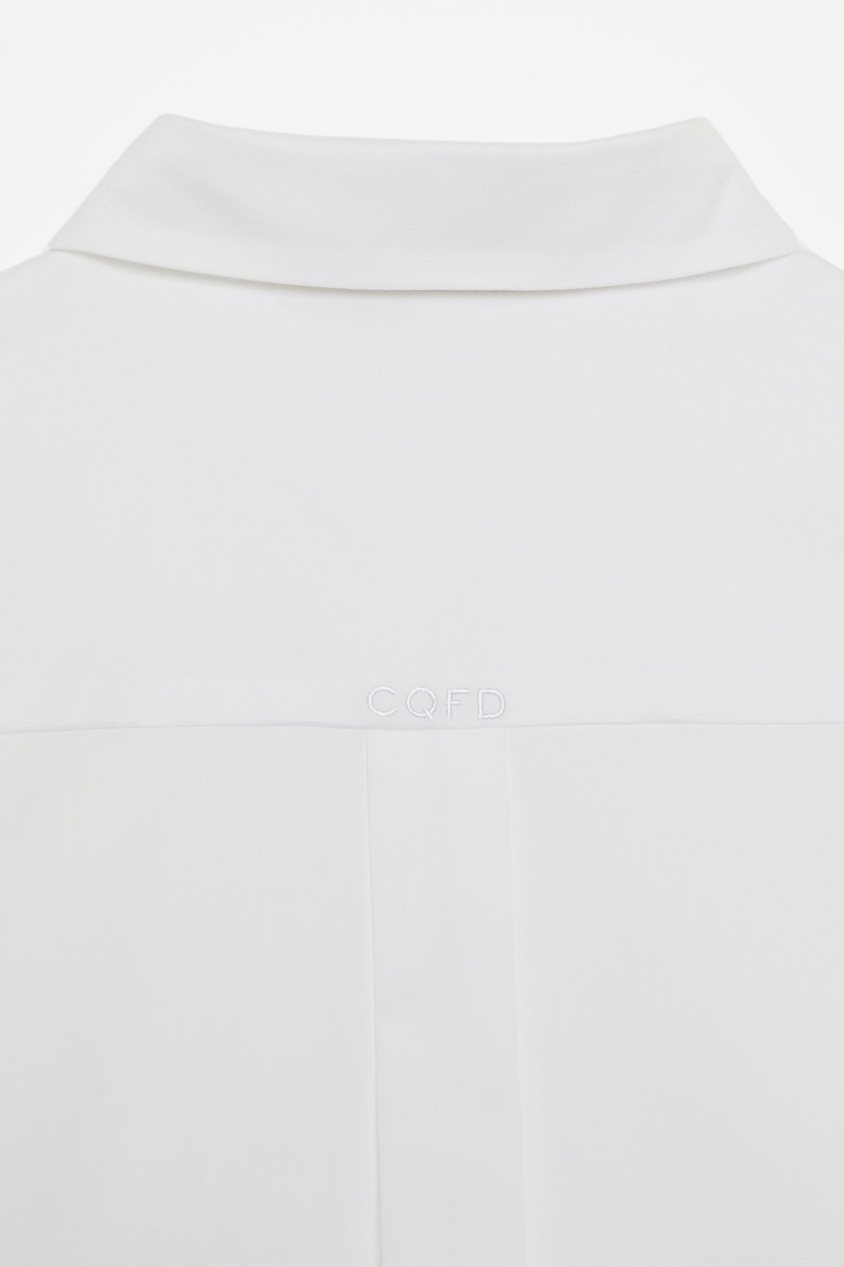 Chemise blanche 100% coton biologique certifié GOTS. Créée pour sublimer toutes les femmes, de la taille 34 à la taille 56. Disponible en précommande unique, système de production respectueux de l'environnement. Slow fashion et luxe éthique. Confectionnée en France.